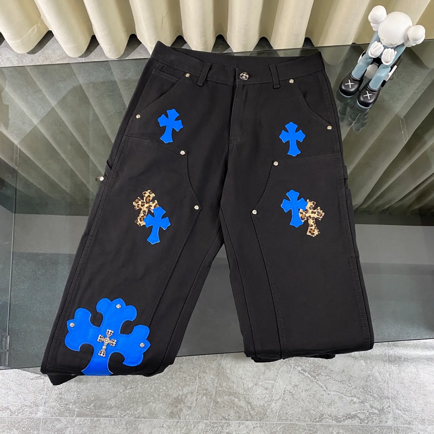 P270 CH Chromehearts family and friends limited edition leopard print blue cross patchwork leather black work jeans logging pants. The counter price is 34W level, patchwork cross pattern embellishment, washed jeans! ! An absolutely high-end luxury product, a 1.9W-level god-level single product, a super popular product, made by top heavy industry, a magic weapon that cannot be missed! [About Zangyin] This is an extremely luxurious fashion brand that can also be called the aristocracy of the high street. It has always been an exclusive brand for some hipsters or rich second generations. Compared with ordinary high streets, it is more luxurious and noble. Compared with luxury brands, it is more fashionable and individual. It has always been a brand that I have a special liking for. [Top heavy industry fashion design] Consistently high-street luxury style. Speaking of this style, the Zangyin family and GU family are definitely the leading representative brands. Especially the Zangyin family has really achieved a state-of-the-art effect in creating high-street style. The unique washed material is used to create this style. The color system is already quite eye-catching. After it is decorated with patchwork cross flowers, it cleverly highlights the charm of the brand. Secondly, this style uses classic The high-waist cutting design highlights the long legs and fashionable temperament of the upper body. The brand is highly recognizable and the slim fit configuration is more suitable for daily wear. It is a product that interprets personality, fashion, and specifications at a glance. This single product is enough to make any fan excited. It can be a white T-shirt for a youthful college style, or a tight suspender for a royal style. It has strong matching ability and can be easily controlled by men.  [Materials and craftsmanship] Needless to say, this point goes without saying. As an excellent craftsman brand, Zangyin’s requirements for details and craftsmanship are really perfect. The washed color of this model has gone through so many processes, not to mention the embellishment of denim appliques. It is also purely hand-made and sewn. Just like what they believe in, only hand-made things have soul and have the meaning of wear. A top-notch heavy-duty fashionable denim item, I look forward to your perfect interpretation! !  Color: Black Size: 28-36